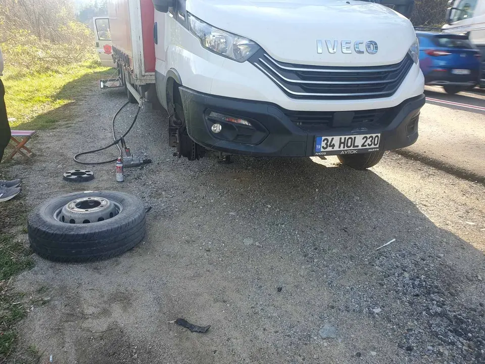 Гума на бус, на банкета на пътя